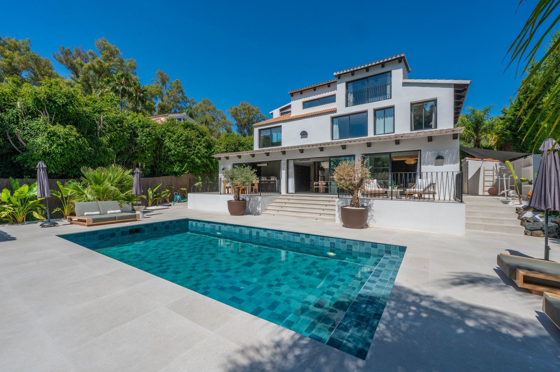 Swimming pool of House or chalet for sale in Marbella  with Air Conditioner, Private garden and Terrace