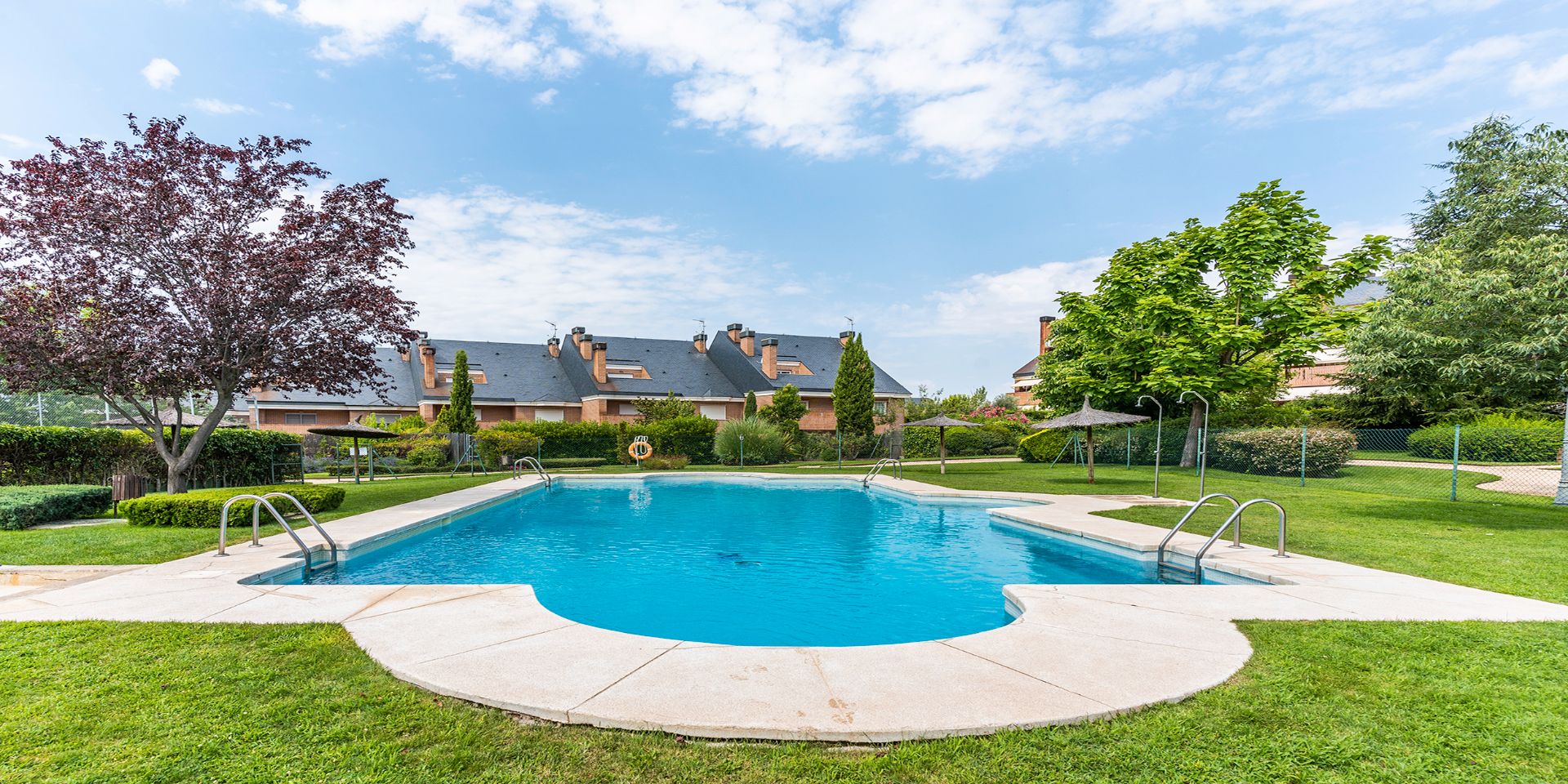 Piscina de Casa adosada en venta en Majadahonda con Aire acondicionado, Calefacción y Jardín privado