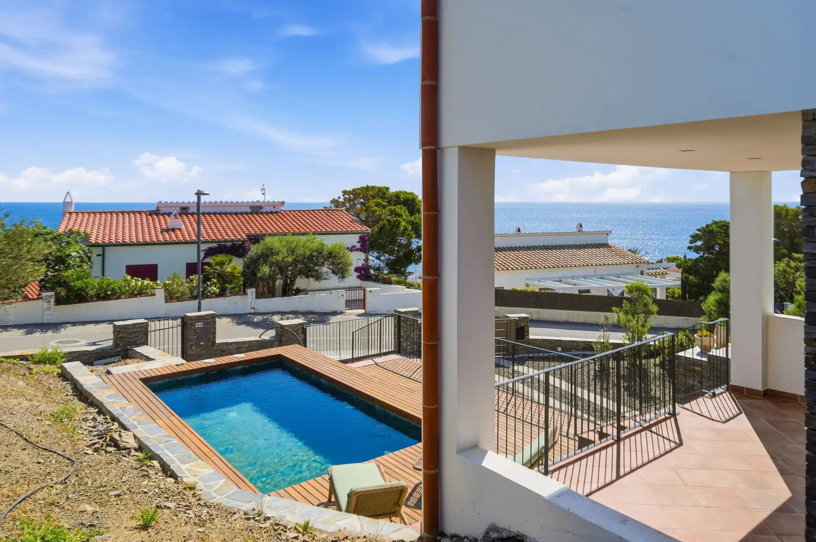 Schwimmbecken von Einfamilien-Reihenhaus zum Verkauf in Cadaqués mit Privatgarten, Terrasse und Schwimmbad