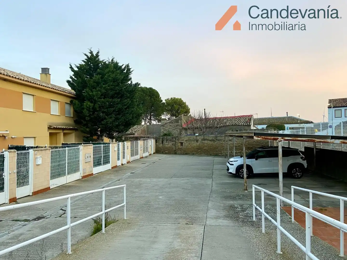 Parking de Casa adosada en venta en Las Pedrosas con Aire acondicionado, Calefacción y Jardín privado