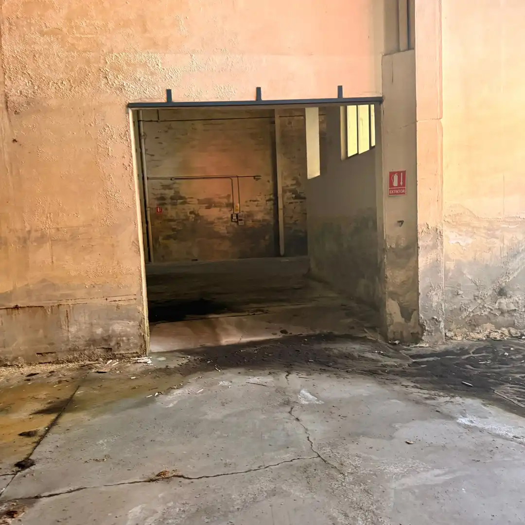 Parkplatz von Fabrikhallen zum Verkauf in Oviedo 