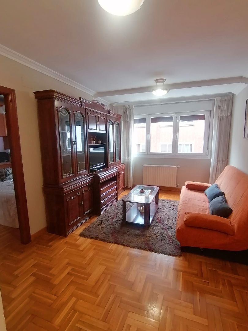 Sala d'estar de Apartament de lloguer en Gijón  amb Calefacció, Parquet i Traster