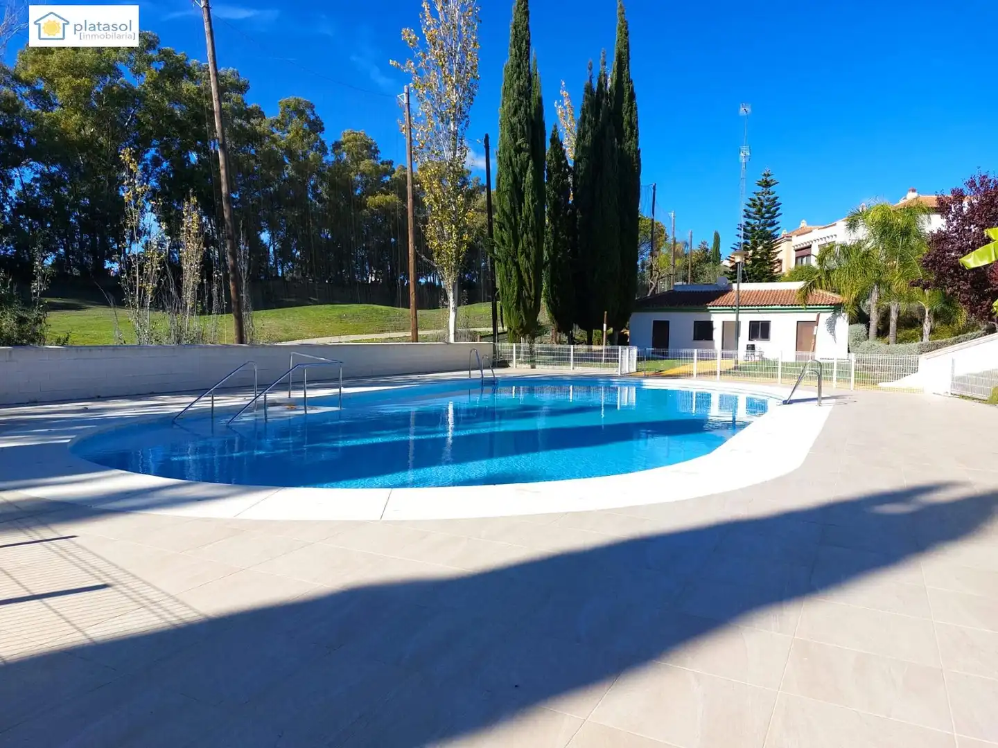 Piscina de Casa adosada en venda en Guillena amb Aire condicionat, Calefacció i Jardí privat