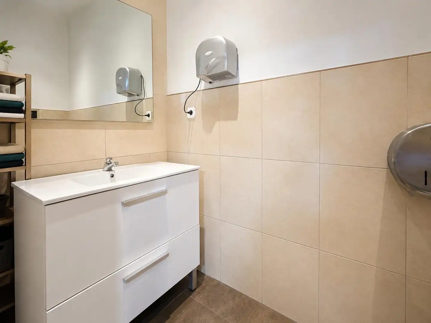 Badezimmer von Geschaftsraum zur Miete in Mataró mit Klimaanlage und Möbliert