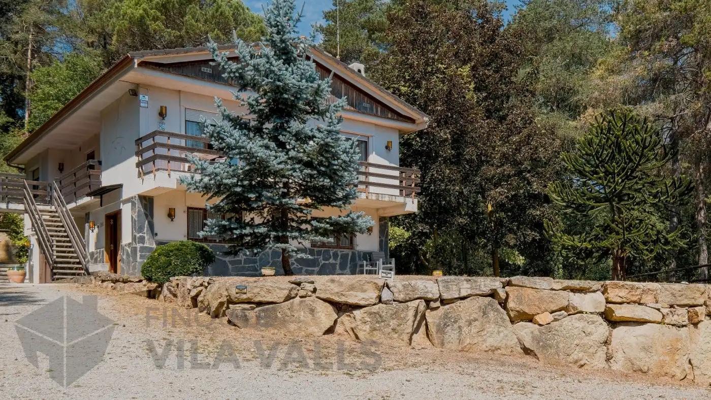 Außenansicht von Haus oder Chalet zum Verkauf in Sant Quirze Safaja mit Privatgarten und Balkon