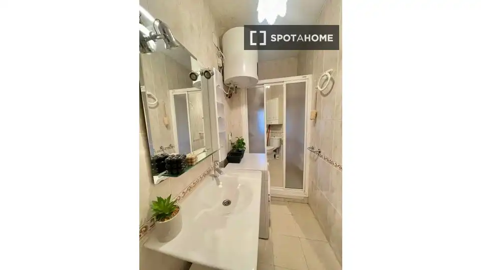 Bathroom of Flat for share in Madrid  with Air Conditioner, Heating and Internet