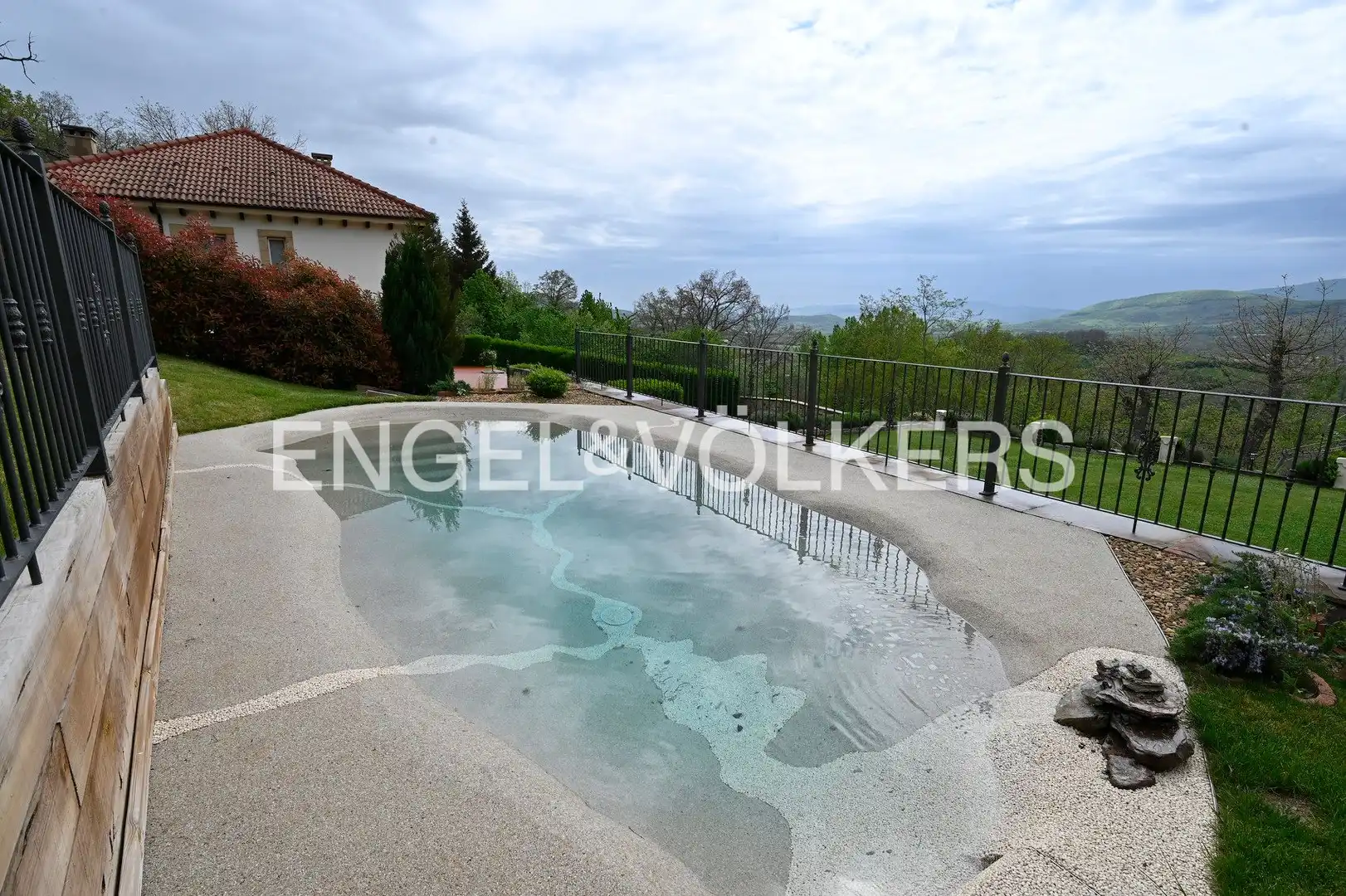 Piscina de Casa o chalet en venta en Reinosa con Aire acondicionado, Calefacción y Jardín privado