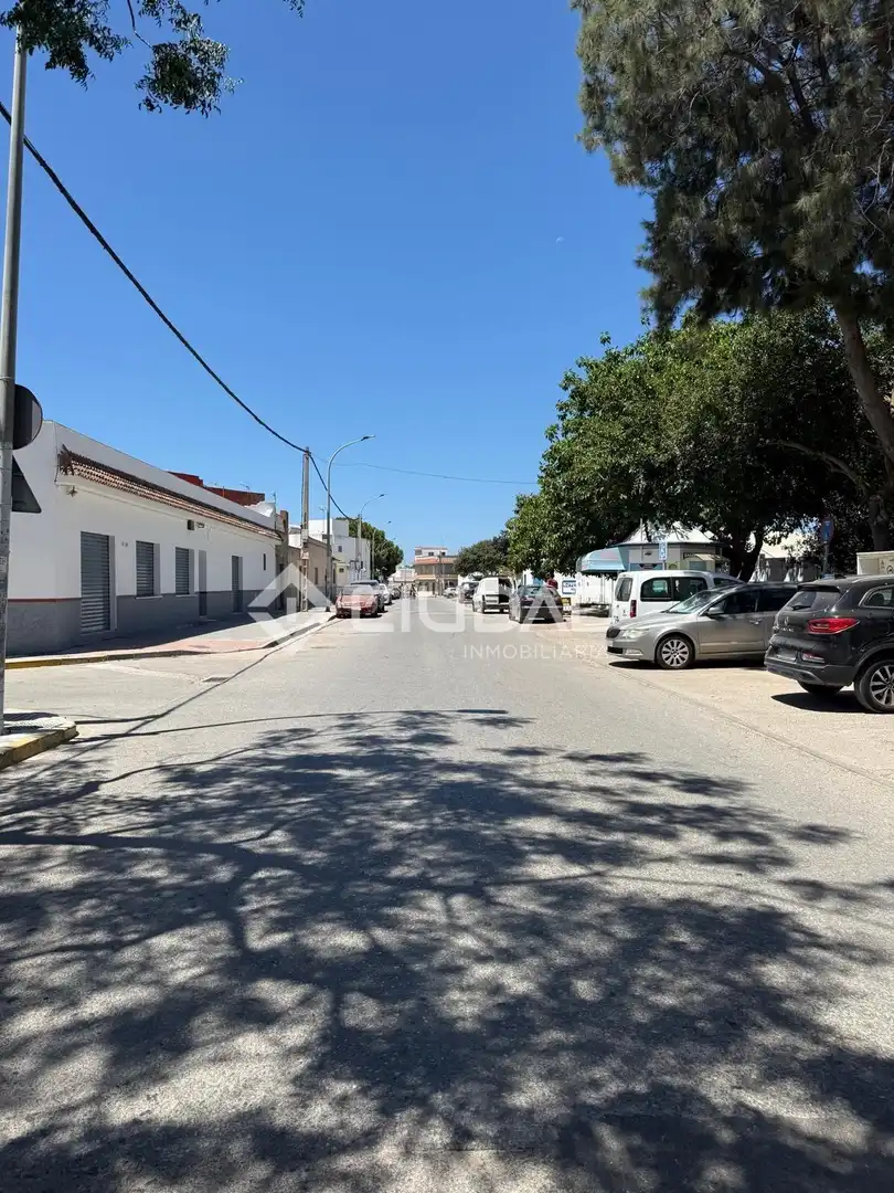 Vista exterior de Casa o xalet en venda en Chipiona amb Aire condicionat