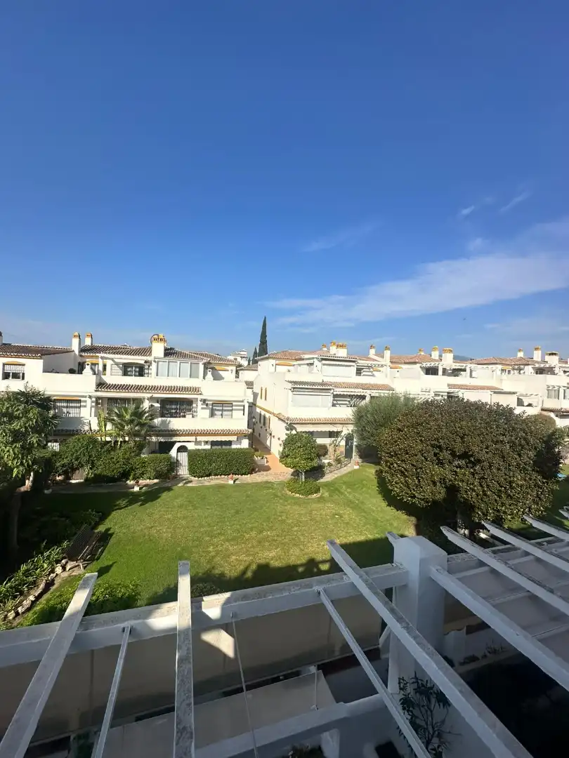 Vista exterior de Casa adosada en venda en Marbella amb Aire condicionat, Terrassa i Moblat