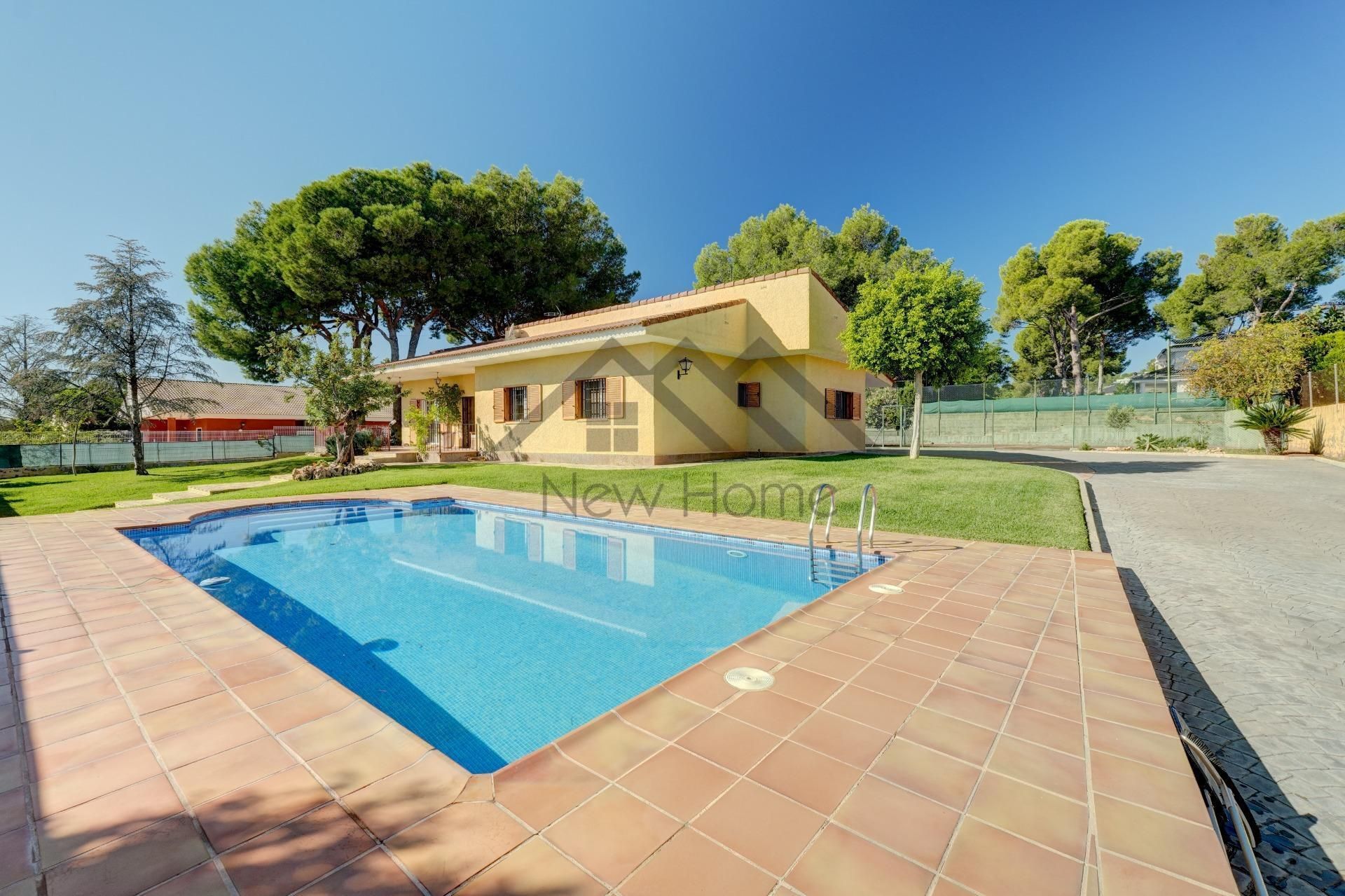 Vista exterior de Casa o xalet en venda en La Pobla de Vallbona amb Jardí privat, Terrassa i Traster