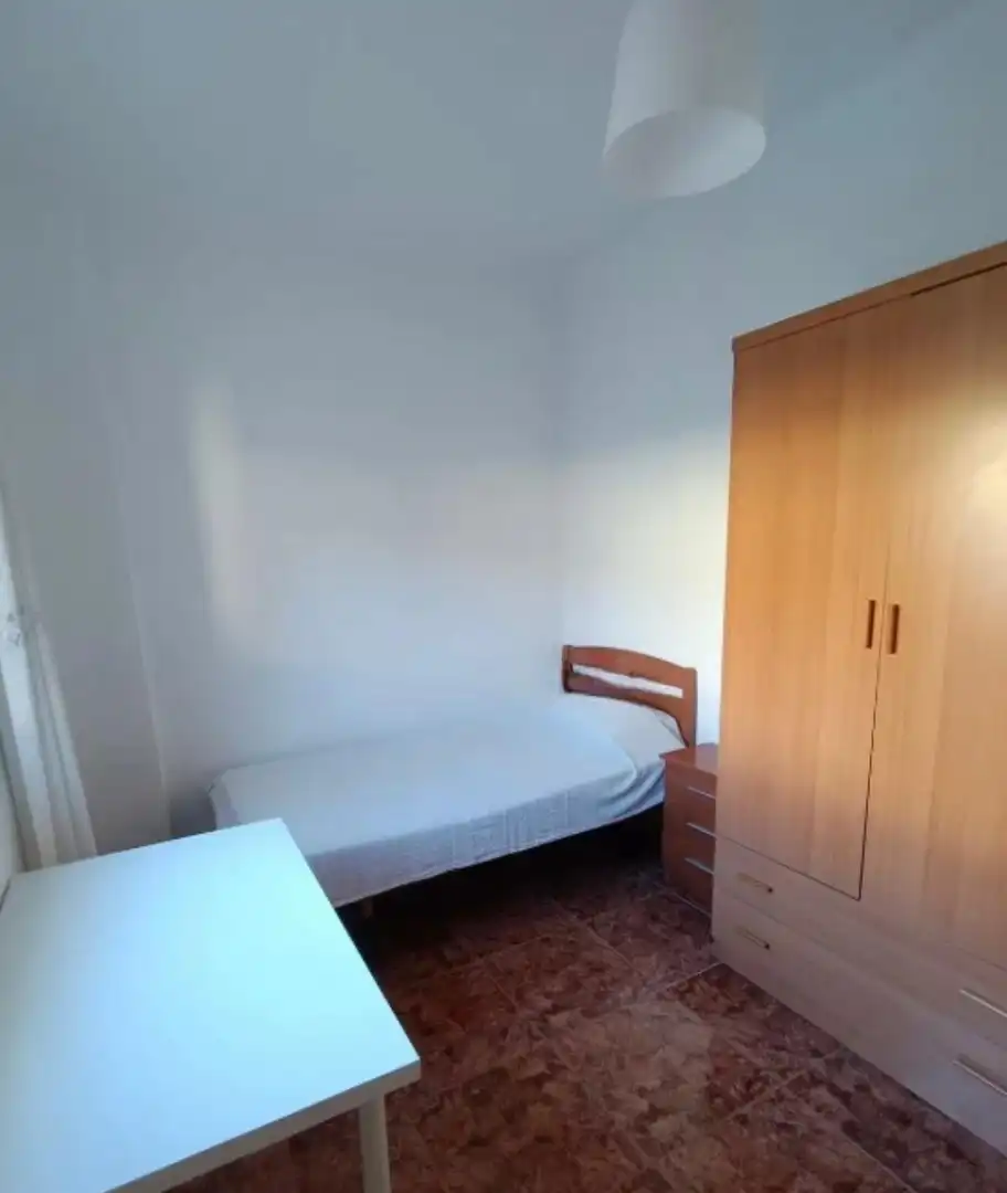 Habitación de Piso de alquiler en Granada con Amueblado y Balcón