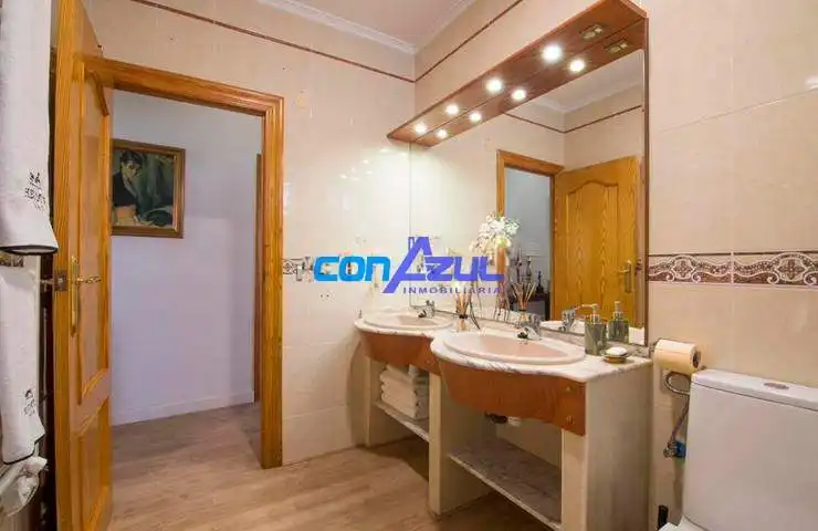 Bany de Casa o xalet en venda en Elche / Elx amb Jardí privat, Terrassa i Piscina