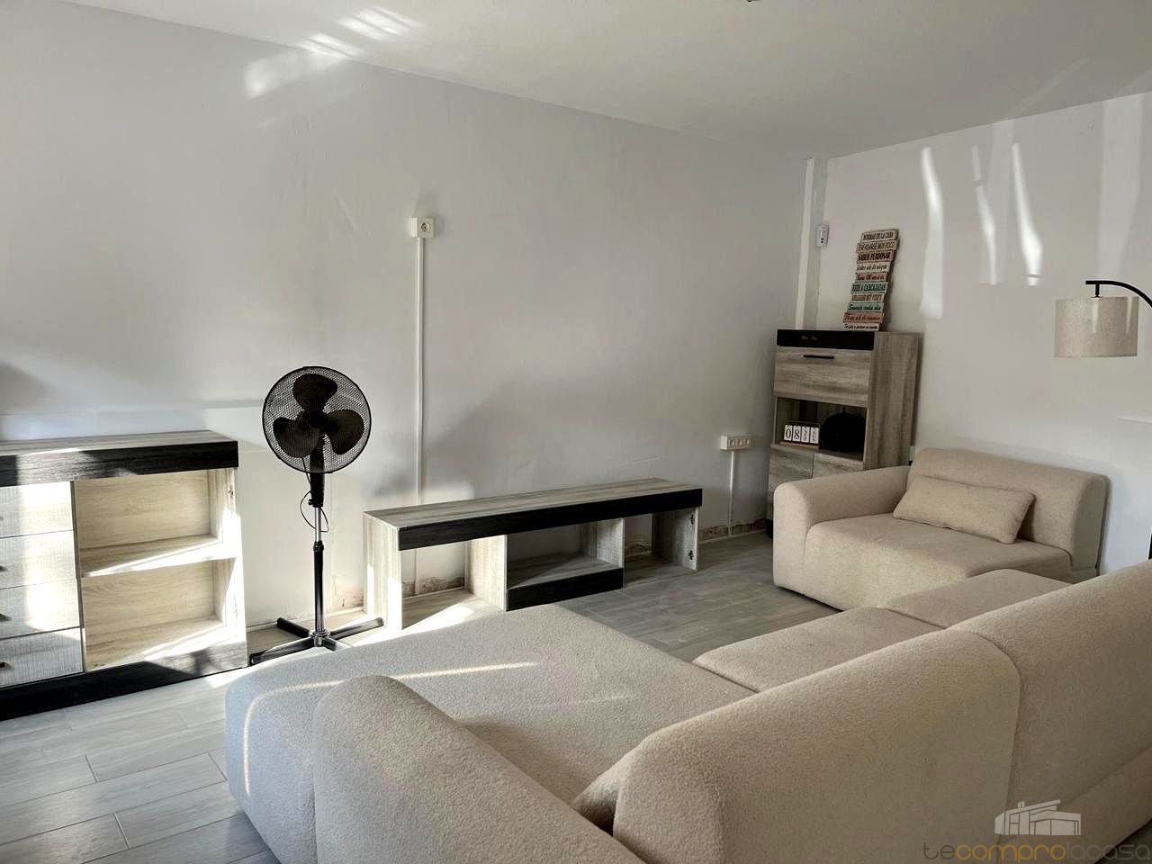 Sala d'estar de Casa adosada en venda en Cortes y Graena