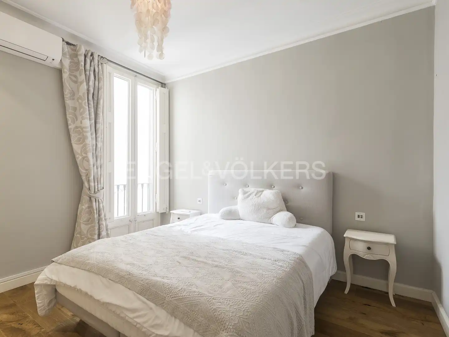 Schlafzimmer von Dachboden zur Miete in Barcelona mit Klimaanlage, Heizung und Parkett