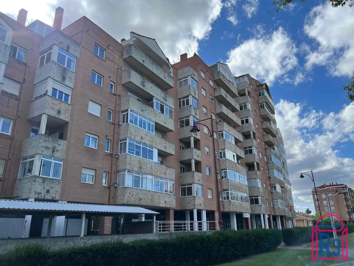 Vista exterior de Pis de lloguer en León Capital  amb Calefacció, Terrassa i Traster