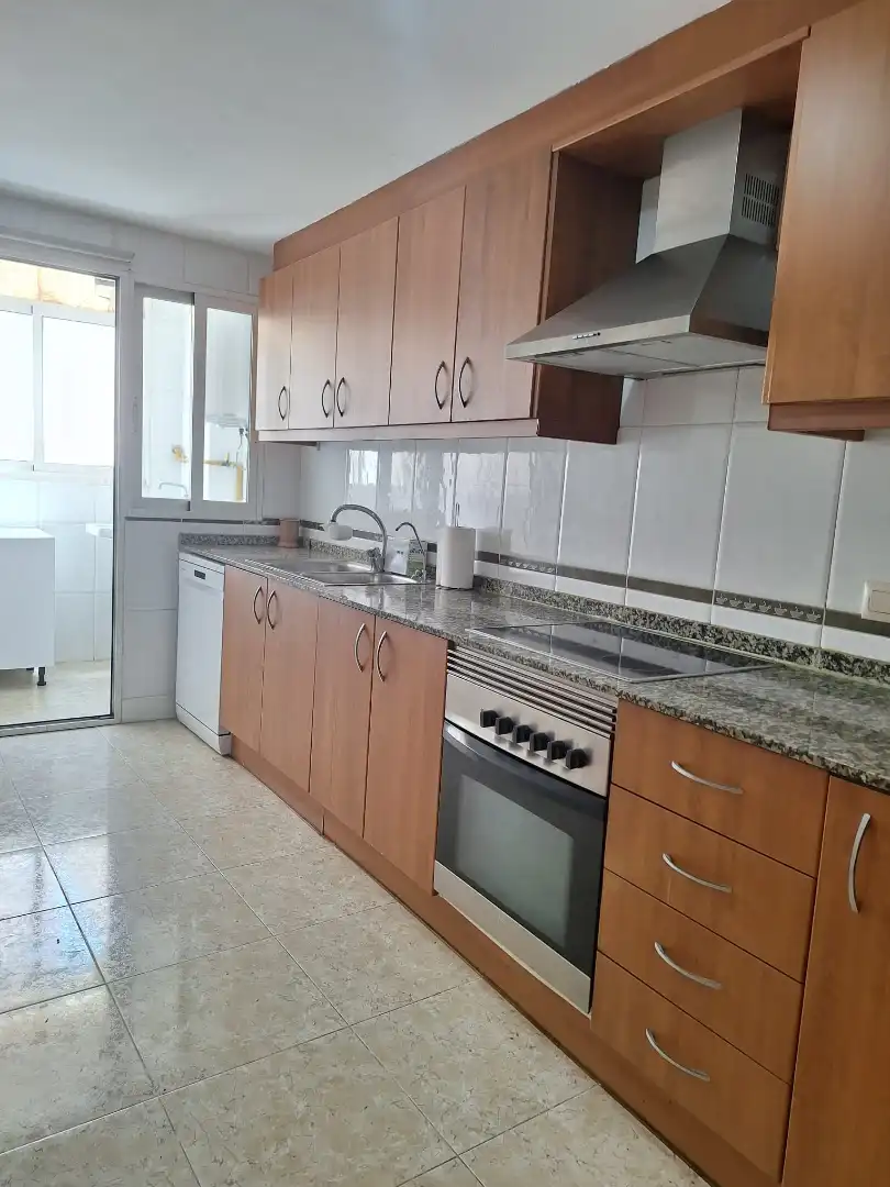 Küche von Wohnung zur Miete in Valencia mit Ofen und Waschmaschine