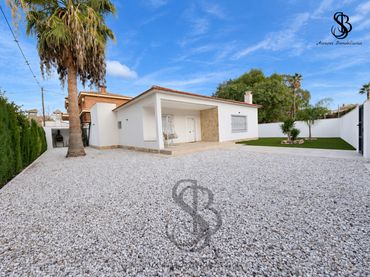Chalet con piscina en venta en Calle Manolo Morán