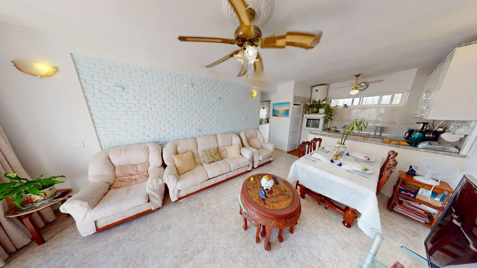 Wohnzimmer von Wohnung zum Verkauf in Benalmádena mit Klimaanlage, Privatgarten und Terrasse