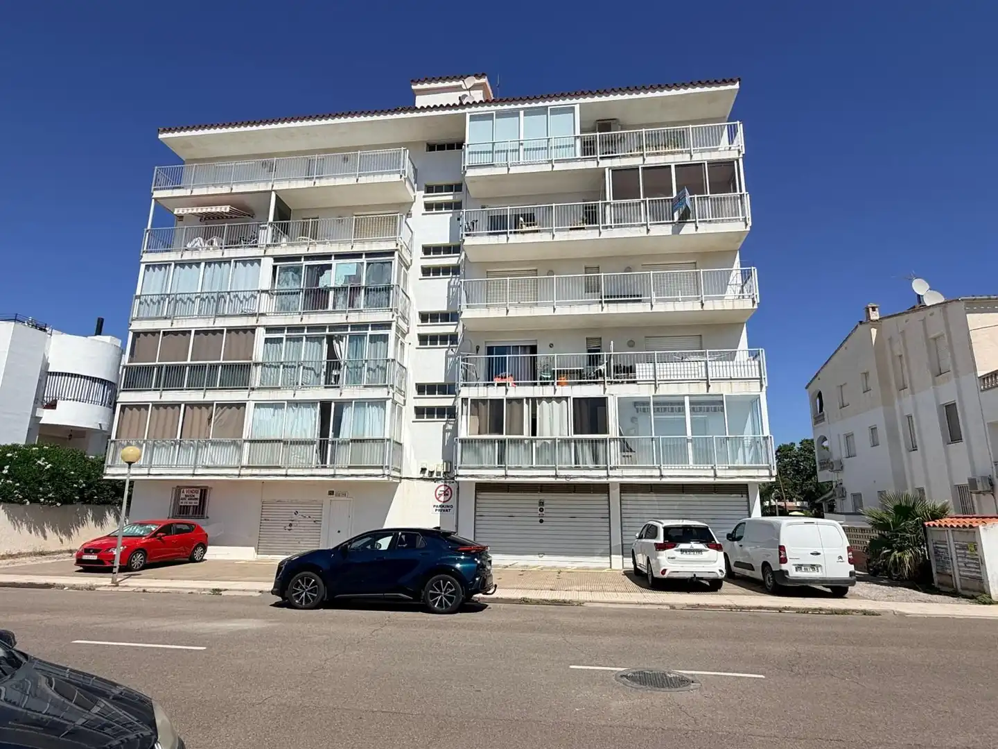 Vista exterior de Estudi en venda en Roses amb Calefacció, Terrassa i Moblat