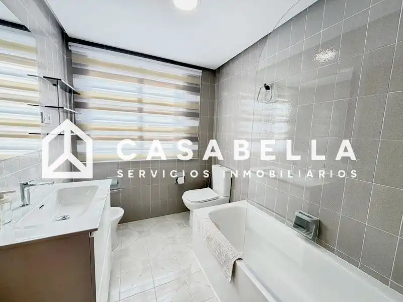 Badezimmer von Wohnung zur Miete in Valencia mit Klimaanlage, Heizung und Terrasse