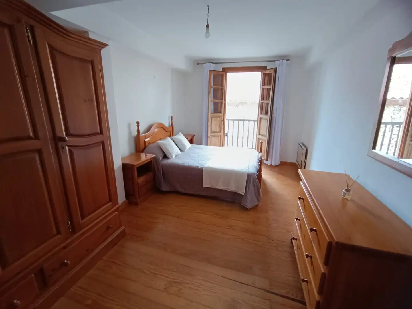 Schlafzimmer von Einfamilien-Reihenhaus zum Verkauf in Valdáliga mit Heizung, Abstellraum und Balkon