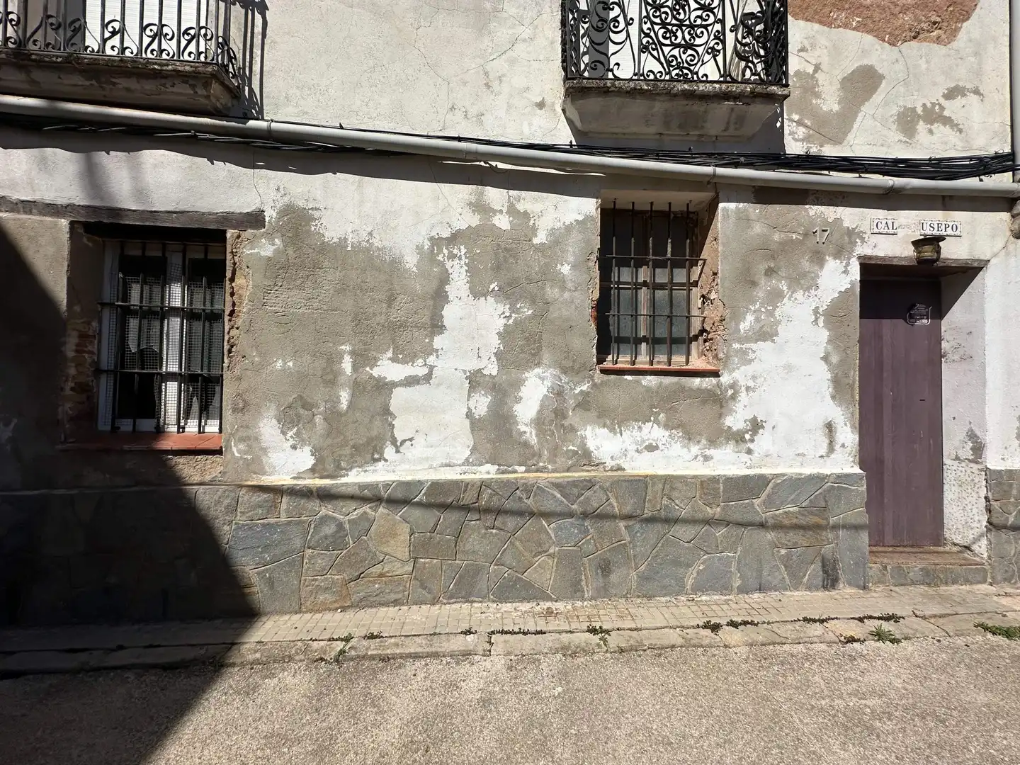 Casa rústica amb balcó en venda a MAJOR 17