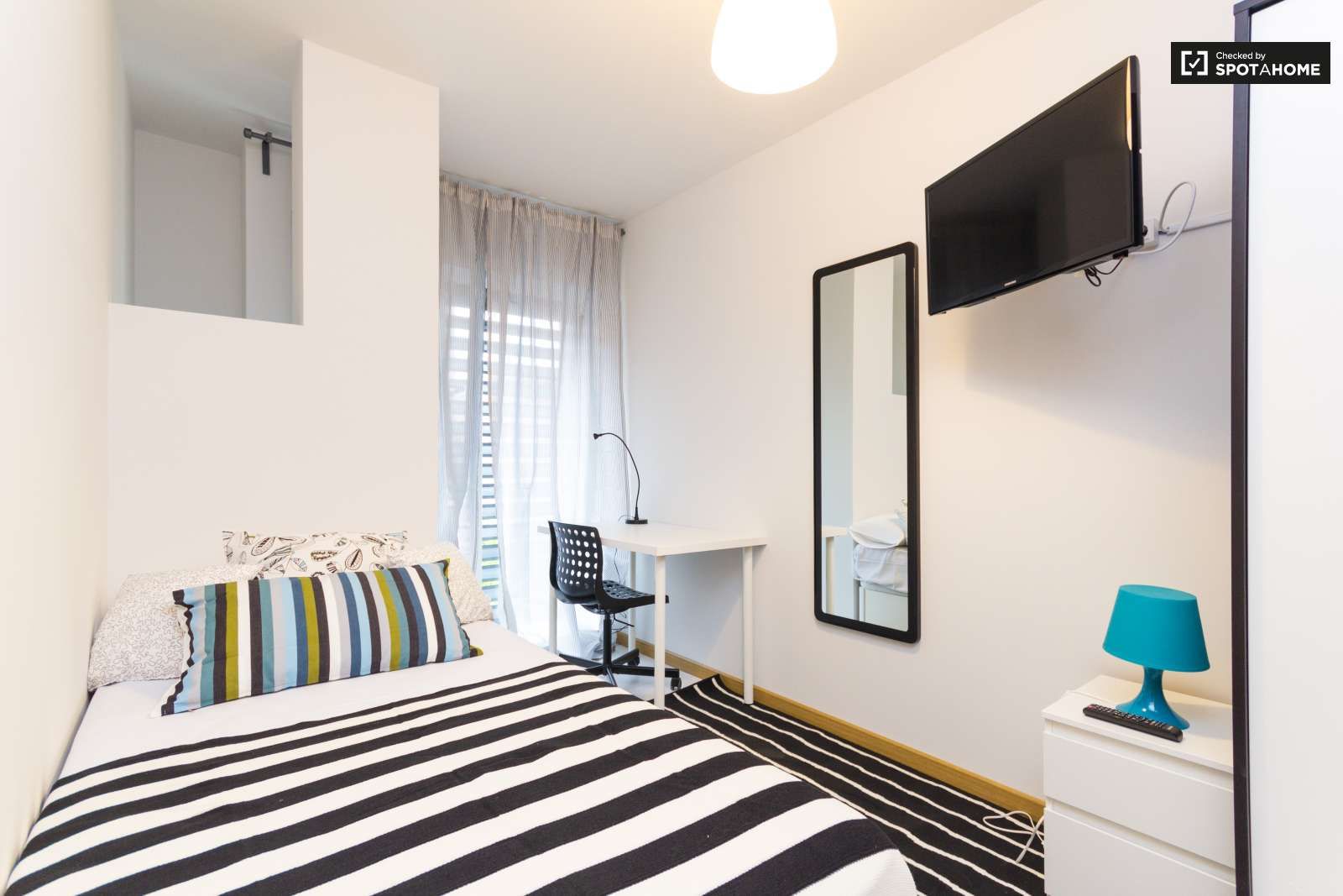 Bedroom of Flat to share in  Madrid Capital  with Air Conditioner, Heating and Terrace