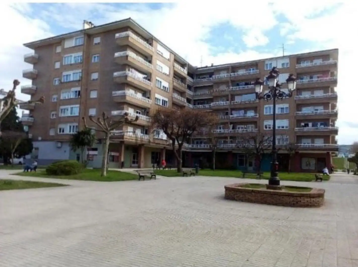 Vista exterior de Pis de lloguer en Torrelavega  amb Calefacció, Jardí privat i Parquet