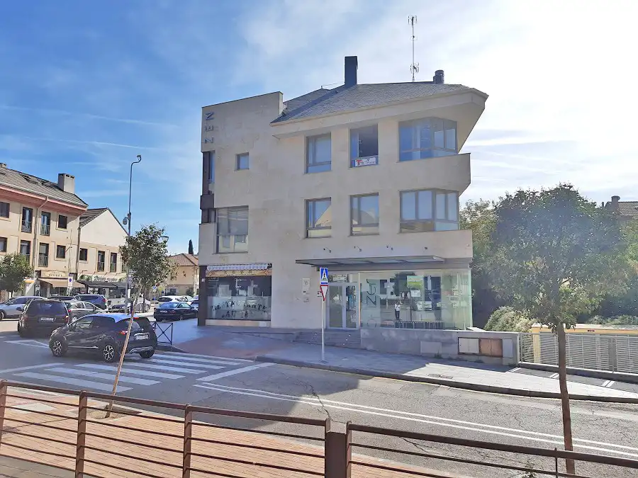 Außenansicht von Büro zur Miete in Torrelodones mit Klimaanlage, Heizung und Internet