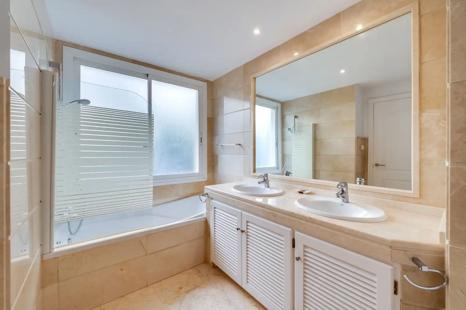 Baño de Ático en venta en Marbella con Terraza, Trastero y Amueblado