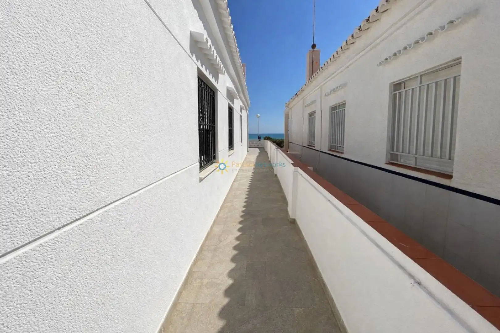 Vista exterior de Casa o xalet en venda en Miramar amb Aire condicionat, Jardí privat i Terrassa