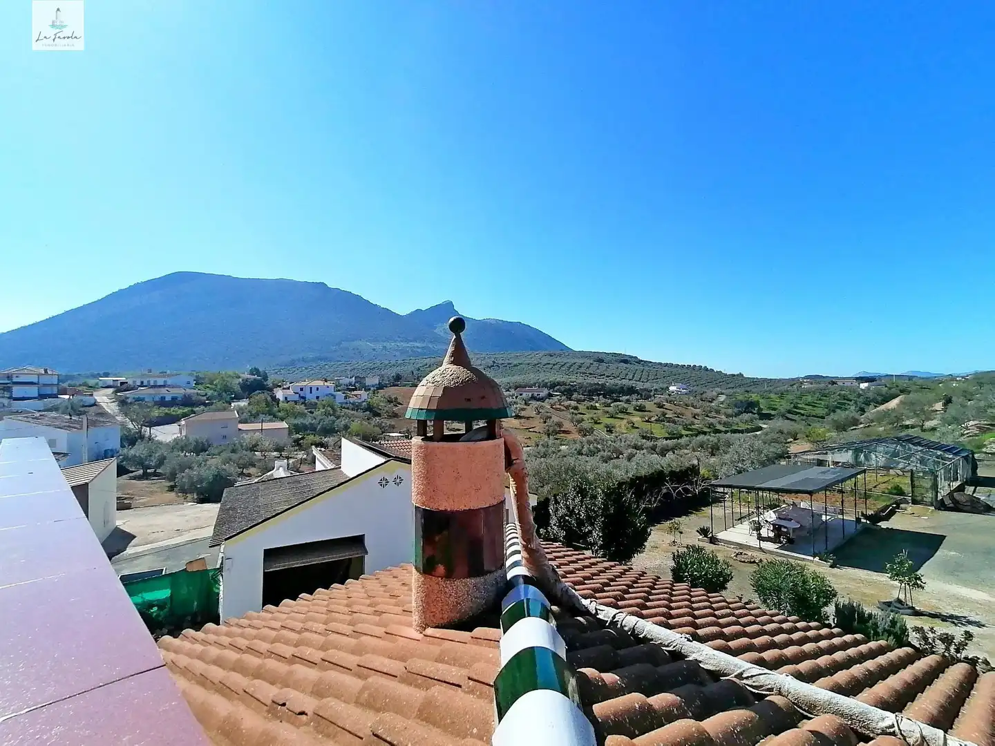 Vista exterior de Casa o xalet en venda en Loja amb Jardí privat, Terrassa i Traster