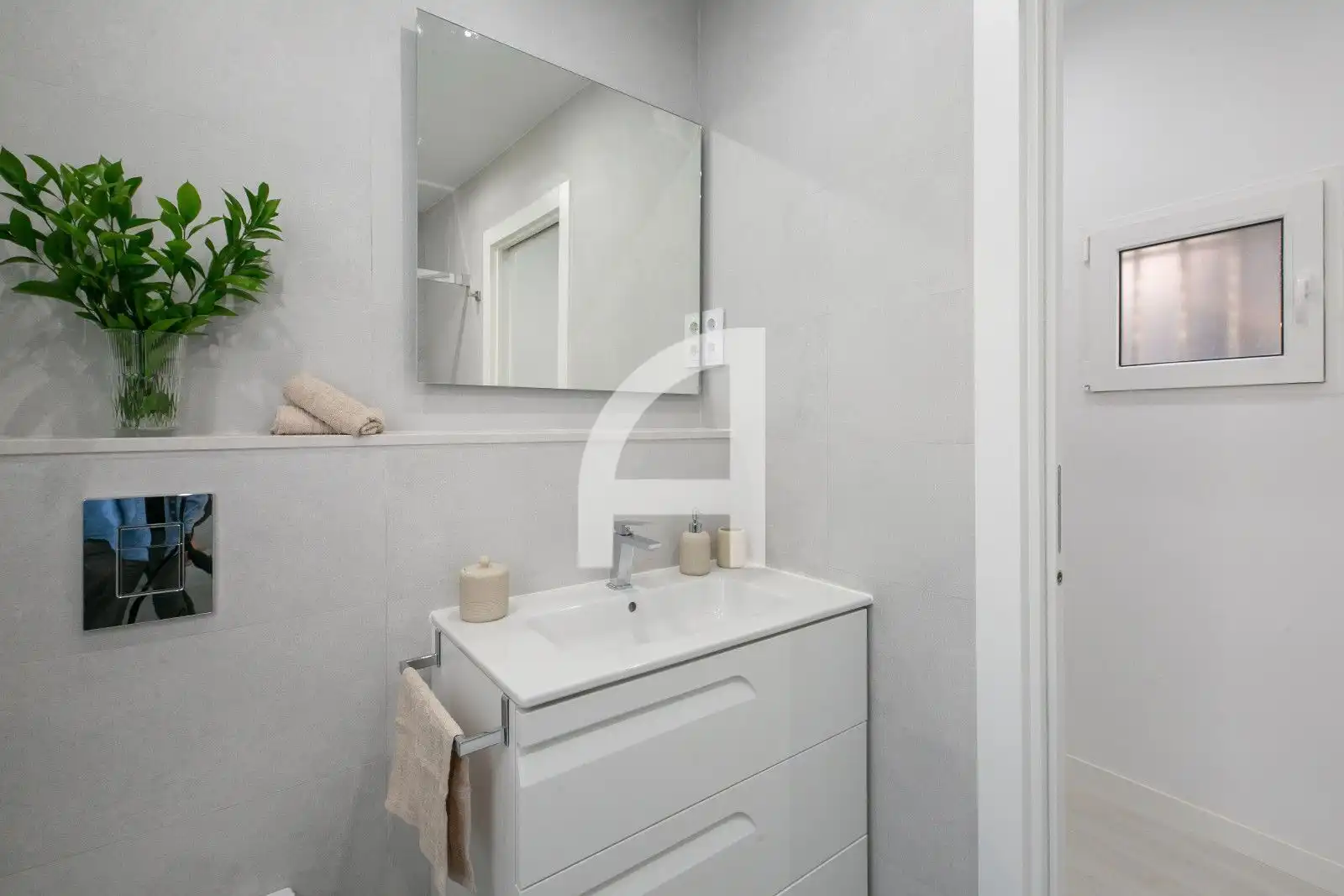 Badezimmer von Wohnung zur Miete in Barcelona mit Klimaanlage, Heizung und Parkett