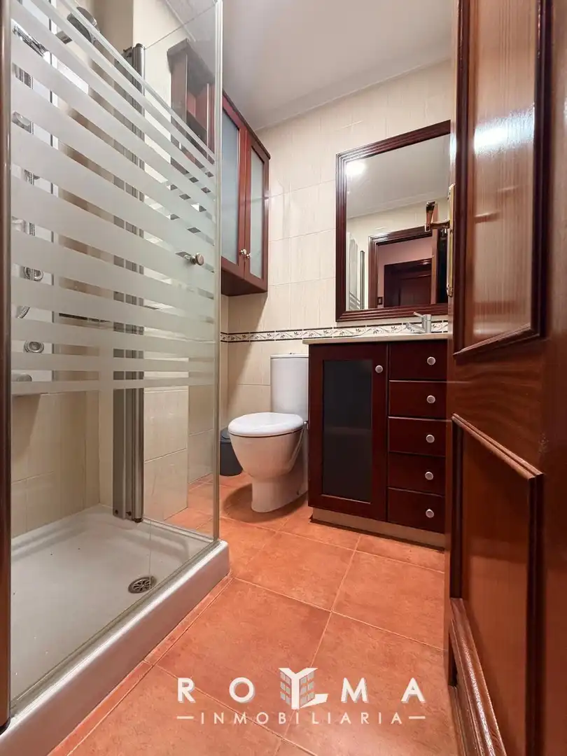 Baño de Piso de alquiler en Dos Hermanas con Aire acondicionado, Calefacción y Jardín privado