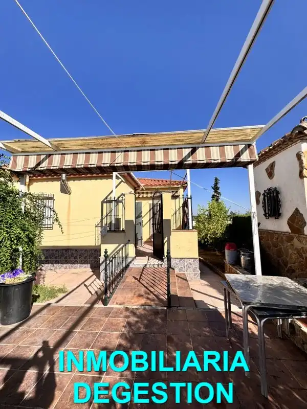 Vista exterior de Casa o xalet en venda en Linares amb Aire condicionat, Jardí privat i Piscina