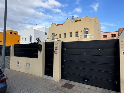 Vista exterior de Casa o xalet en venda en Santa Lucía de Tirajana amb Aire condicionat, Terrassa i Balcó