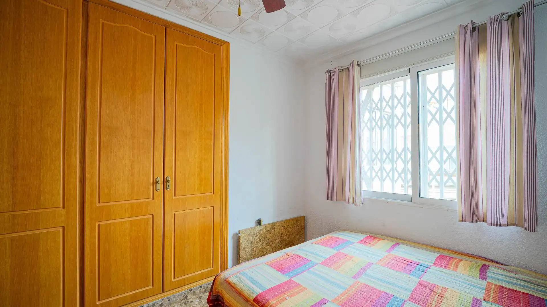 Habitación de Casa adosada en venta en Torrevieja con Jardín privado, Terraza y Amueblado
