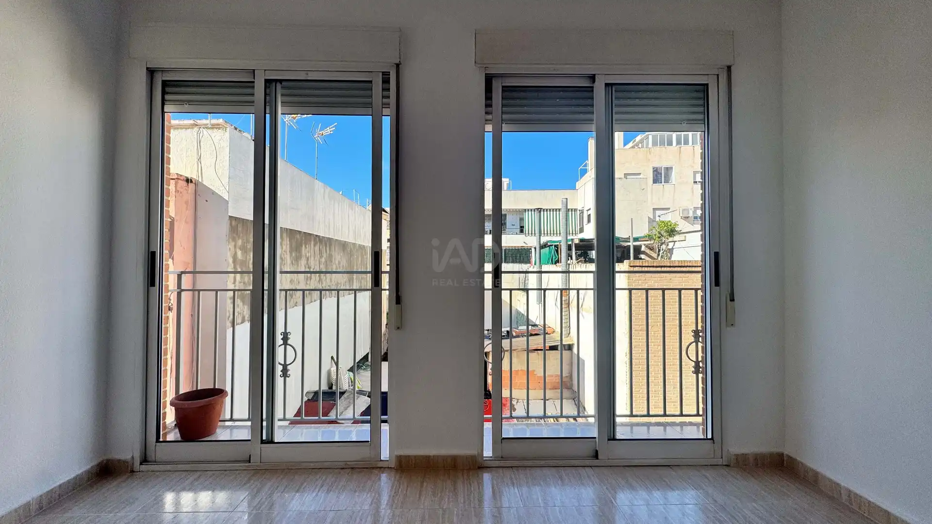 Vista exterior de Piso en venta en Alicante / Alacant con Piscina