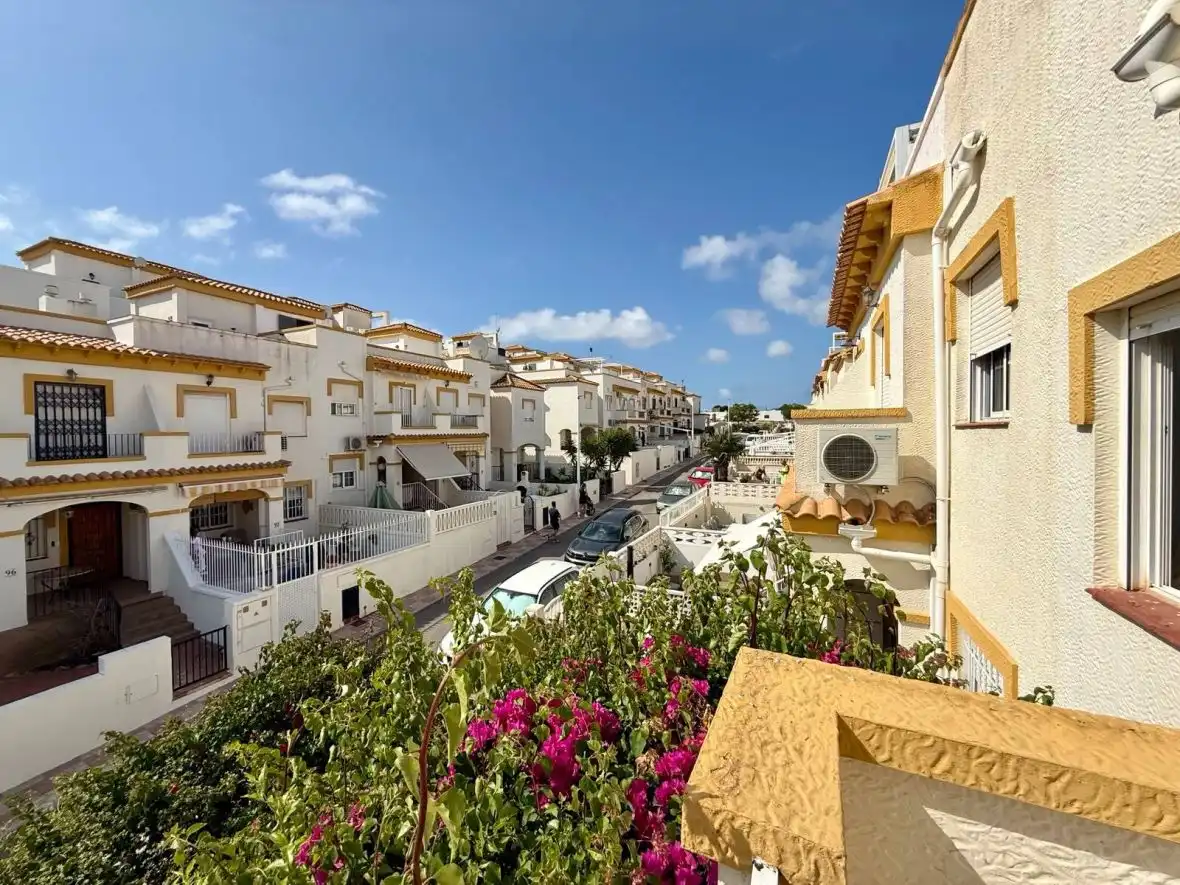 Außenansicht von Wohnungen zum Verkauf in Santa Pola mit Heizung, Terrasse und Schwimmbad