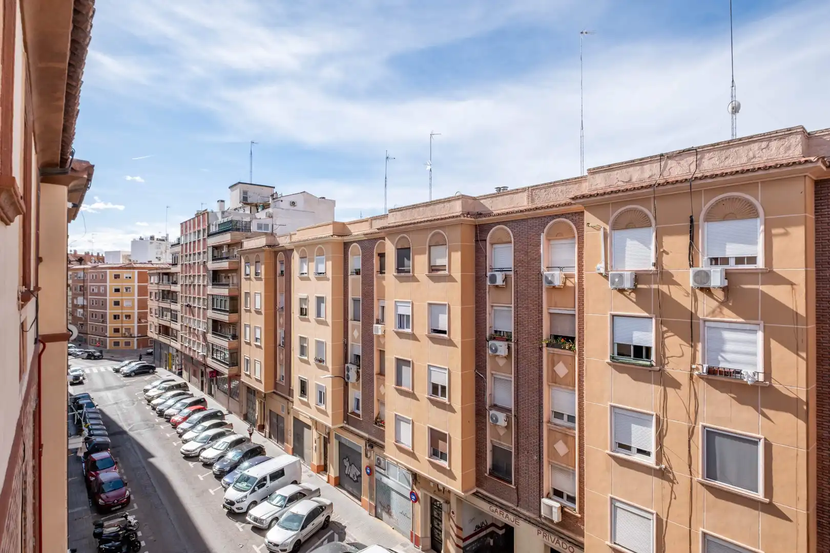 Vista exterior de Edifici en venda en Zaragoza