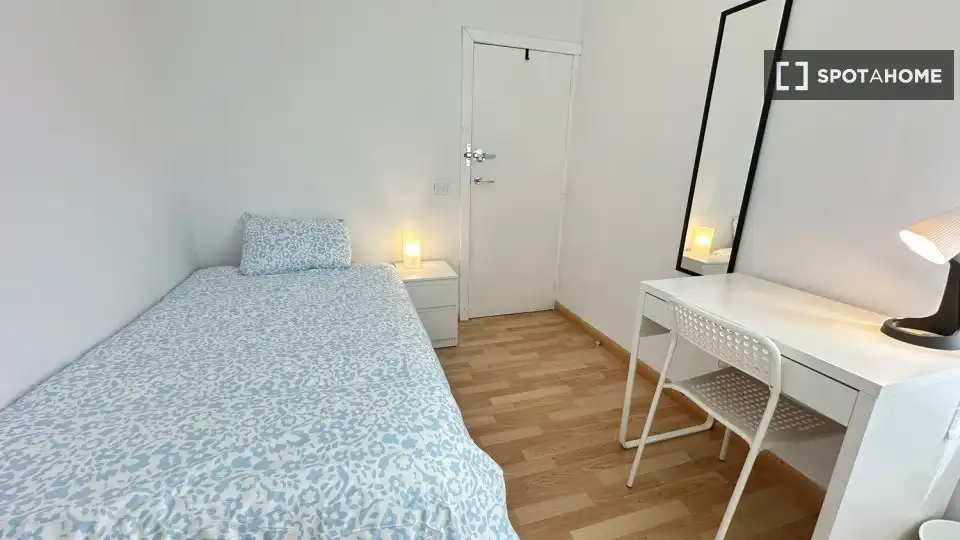 Habitación de Piso de alquiler en Alcalá de Henares con Aire acondicionado, Calefacción y Amueblado