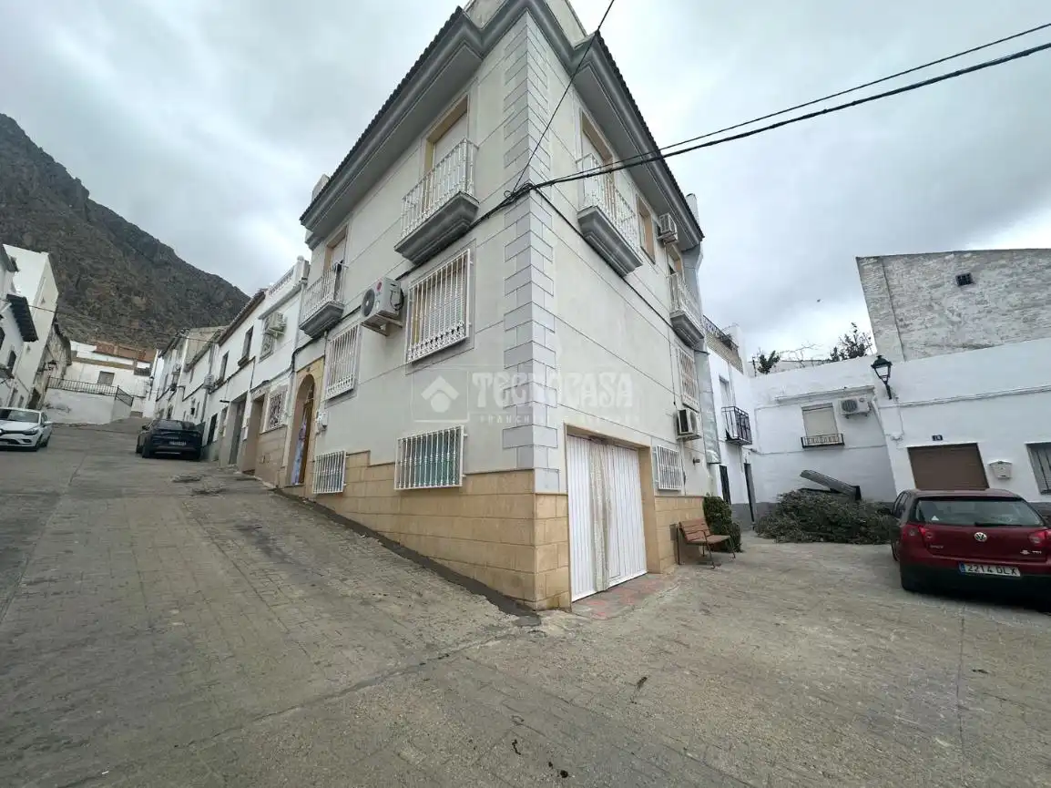 Vista exterior de Casa o xalet en venda en Bedmar y Garcíez amb Aire condicionat, Calefacció i Terrassa