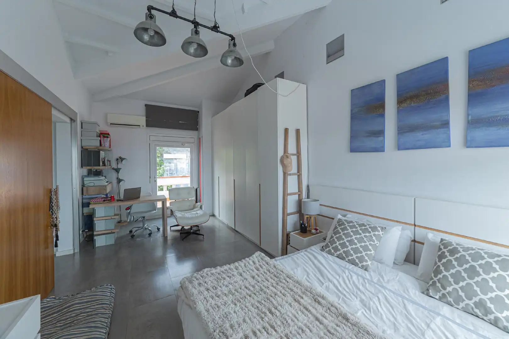 Habitación de Casa adosada en venta en Barcelona con Aire acondicionado, Calefacción y Jardín privado
