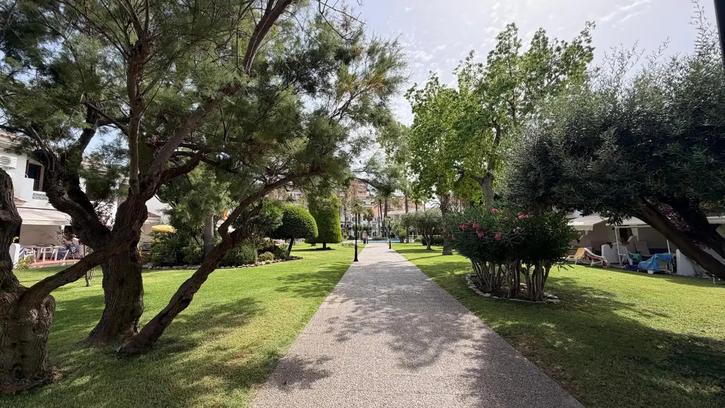 Vista exterior de Dúplex en venda en La Manga del Mar Menor amb Aire condicionat, Calefacció i Jardí privat
