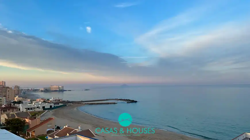 Vista exterior de Àtic en venda en La Manga del Mar Menor amb Terrassa, Moblat i Forn