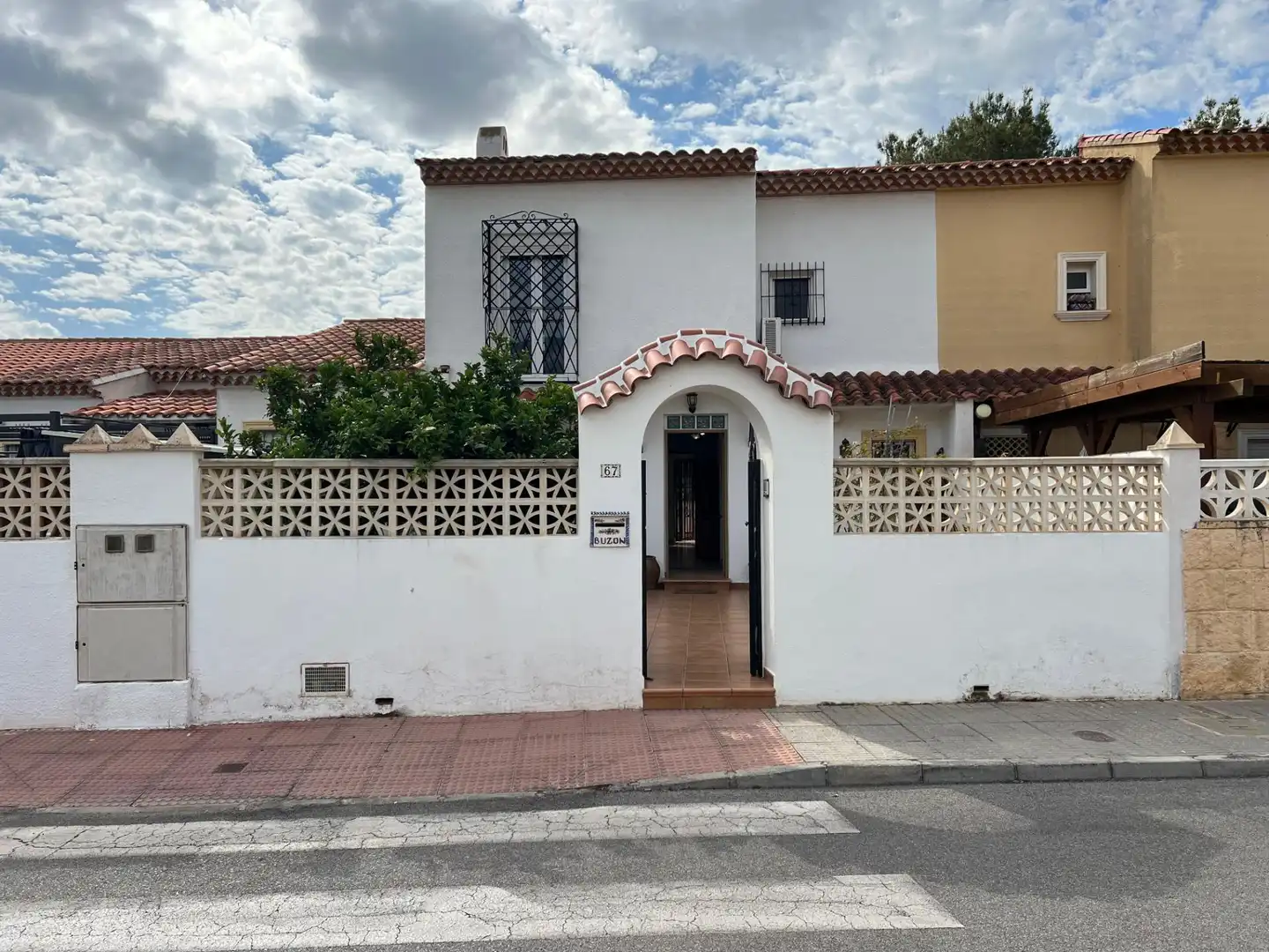 Vista exterior de Casa adosada en venta en La Nucia con Aire acondicionado, Jardín privado y Trastero