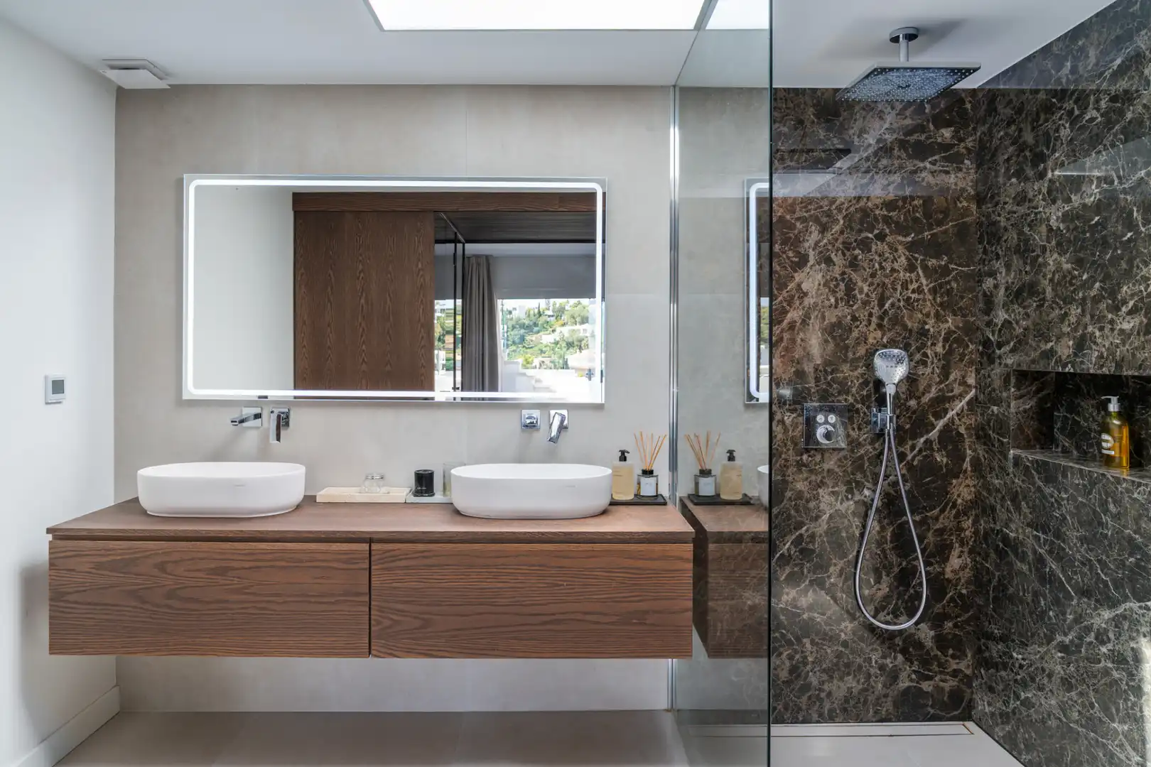 Baño de Ático en venta en Benahavís con Aire acondicionado, Terraza y Piscina