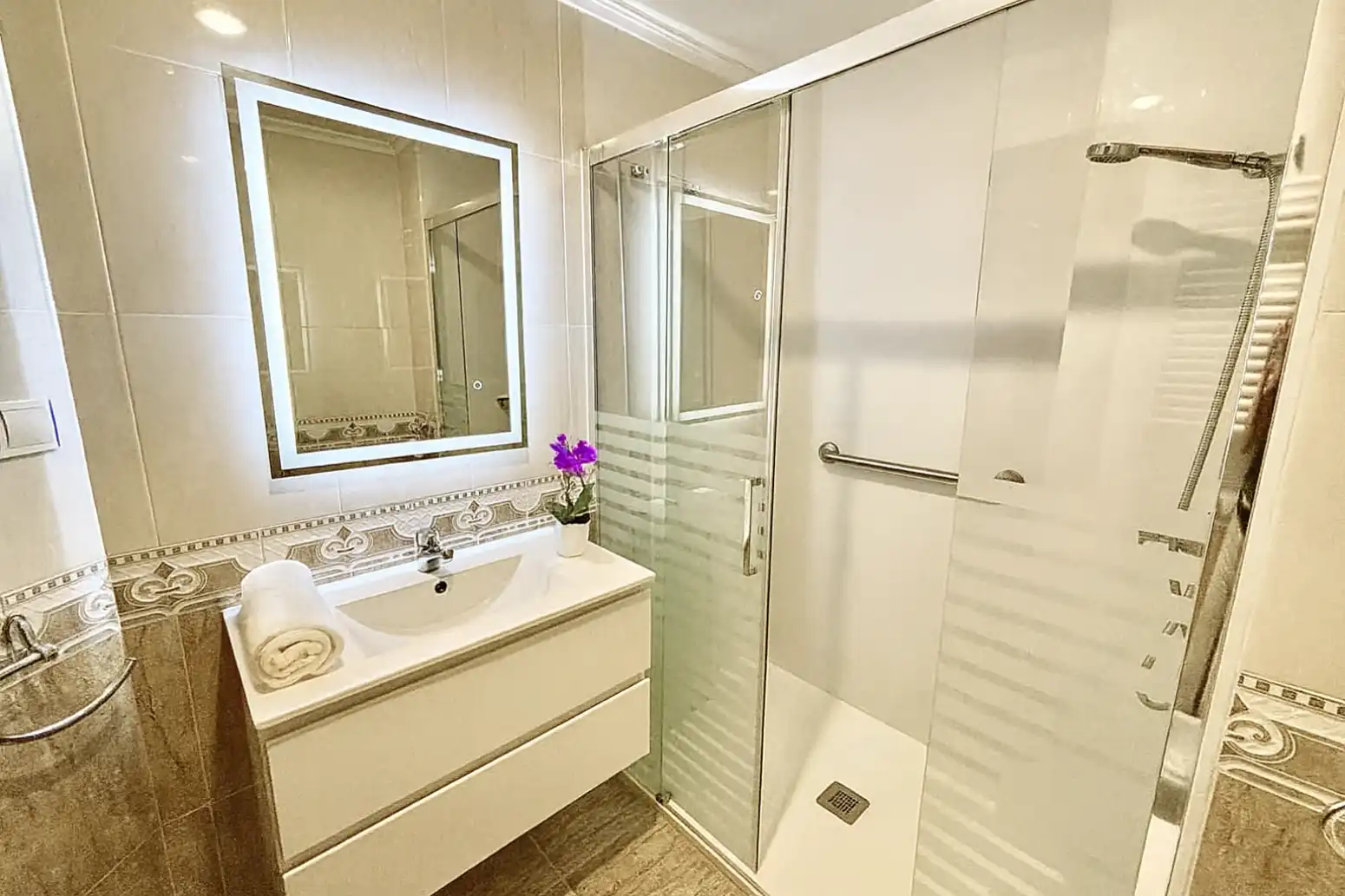 Baño de Piso en venta en Oviedo  con Calefacción, Jardín privado y Parquet