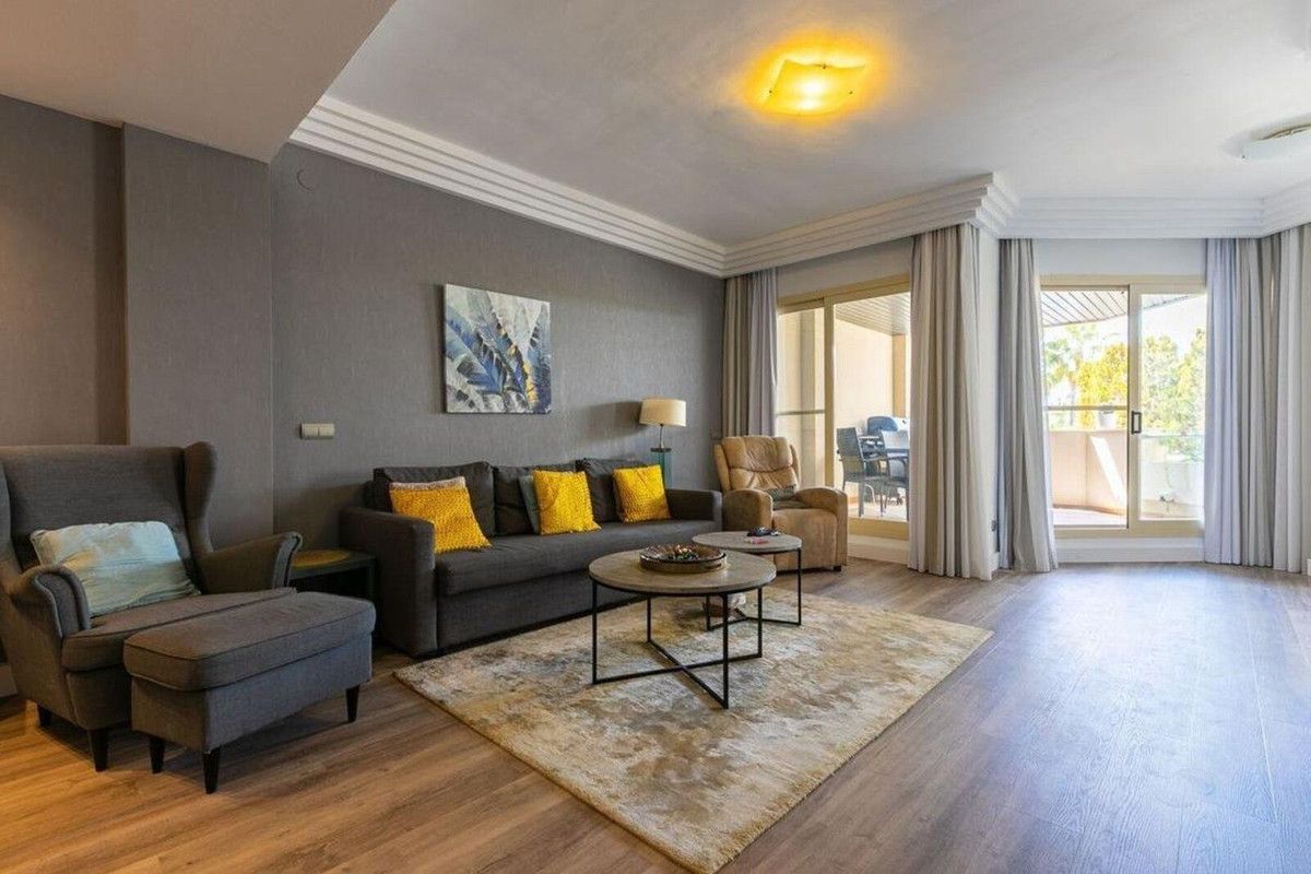 Sala de estar de Apartamento de alquiler en Marbella con Aire acondicionado, Jardín privado y Terraza