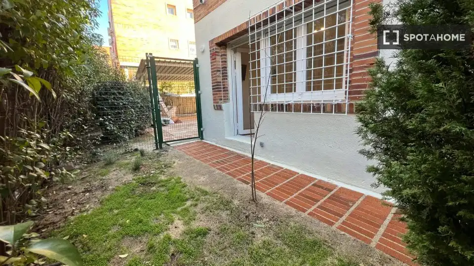 Jardí de Pis de lloguer en Madrid amb Aire condicionat, Calefacció i Moblat